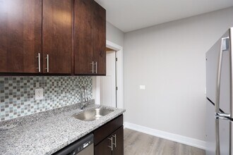 747 W Cornelia Ave, Unit J04P in Chicago, IL - Foto de edificio - Building Photo