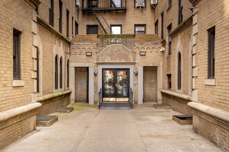 4246 Bowne St in Flushing, NY - Foto de edificio - Building Photo