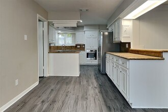 11942 Hillbrook Dr in Houston, TX - Building Photo - Building Photo