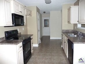 113 Cedarland Dr in Warner Robins, GA - Building Photo - Building Photo