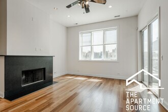 1354 W Augusta Blvd, Unit 3 in Chicago, IL - Building Photo - Building Photo