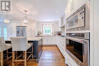41 Mayo Dr in Toronto, ON - Building Photo - Building Photo