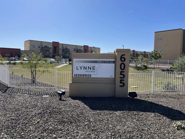Lynne Village Apartments in Phoenix, AZ - Building Photo - Building Photo
