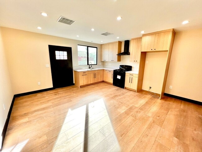 7309 Yarmouth Ave in Los Angeles, CA - Building Photo - Building Photo