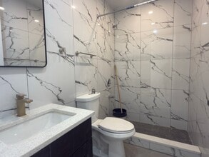 5722 Myrtle Ave, Unit 2 in Ridgewood, NY - Foto de edificio - Building Photo