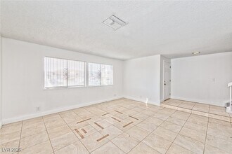 2408 Paradise Village Way in Las Vegas, NV - Building Photo - Building Photo