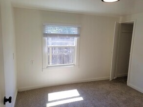 4566 Virginia Ave-Unit -4566 in Oroville, CA - Foto de edificio - Building Photo