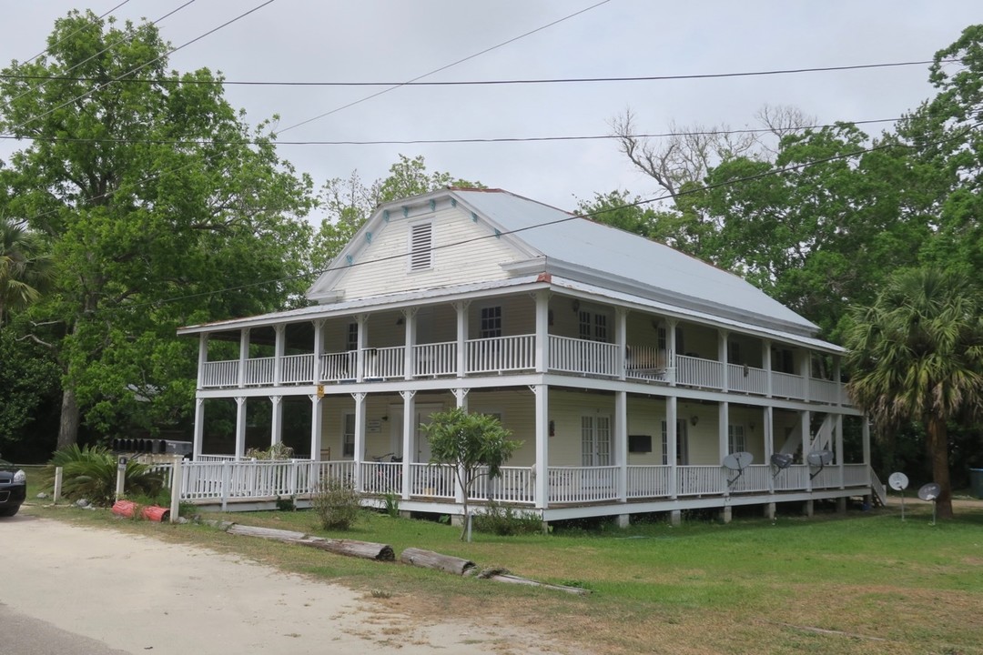 145 6th St in Apalachicola, FL - Building Photo