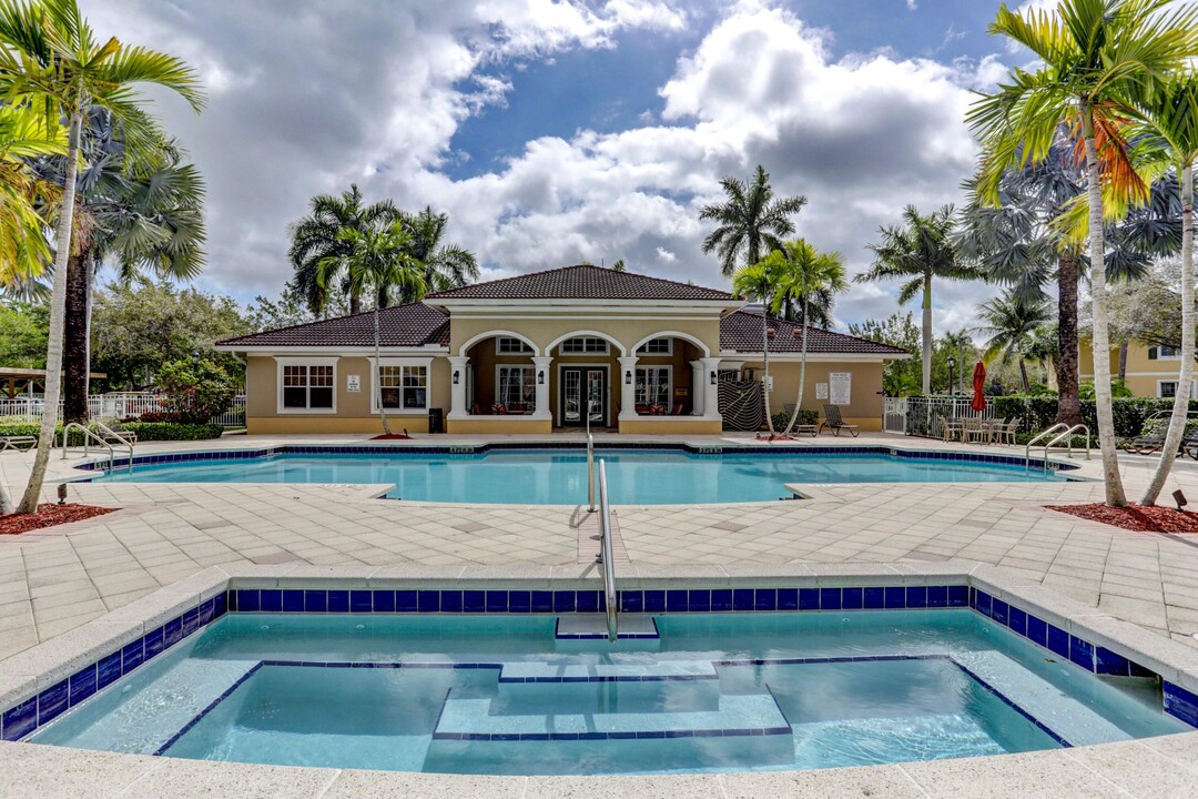 6482 Emerald Dunes Dr in Royal Palm Beach, FL - Building Photo