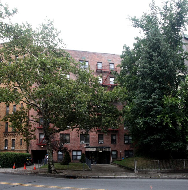 83-34 Lefferts Blvd in Kew Gardens, NY - Foto de edificio - Building Photo