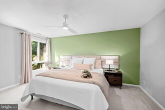 3312 Woodburn Village Dr in Annandale, VA - Foto de edificio - Building Photo