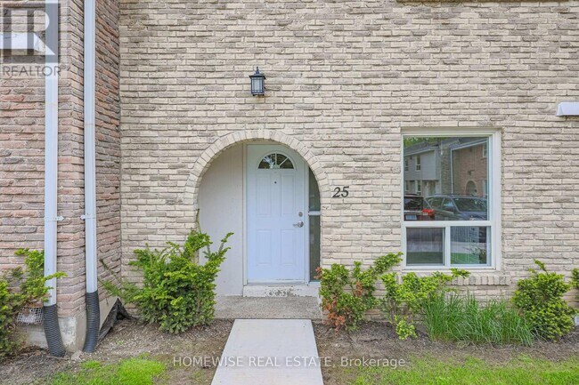 560-560 Waverly St N in Oshawa, ON - Building Photo - Building Photo