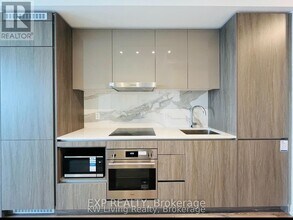28 Interchange Wy in Vaughan, ON - Building Photo - Building Photo