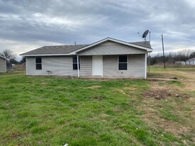 897 Petit Rd in Waco, TX - Building Photo