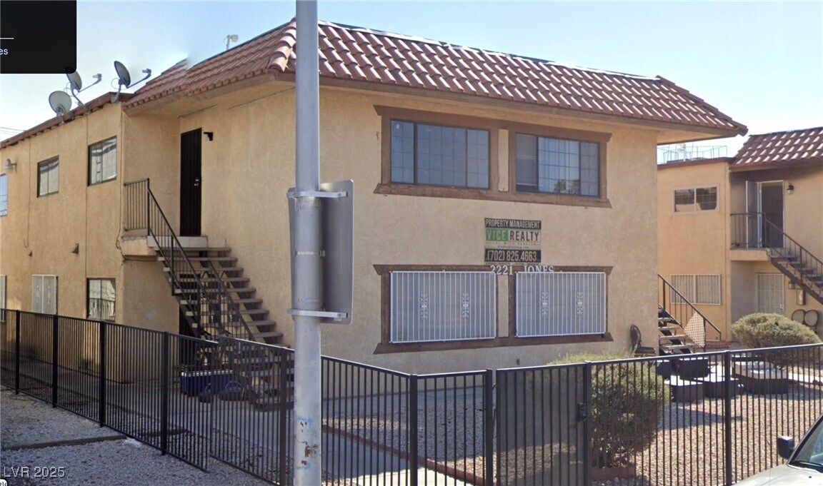 2221 N Jones Blvd in Las Vegas, NV - Foto de edificio
