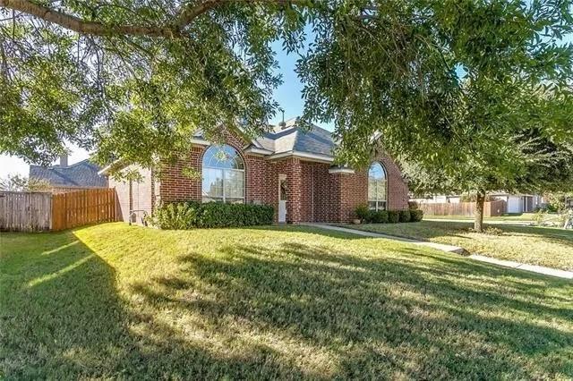 213 Canterbury Dr in Saginaw, TX - Building Photo - Building Photo