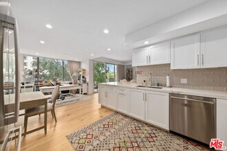 818 N Doheny Dr in West Hollywood, CA - Foto de edificio - Building Photo