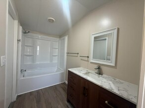 1236 N Oaklane Rd in Springfield, IL - Foto de edificio - Building Photo