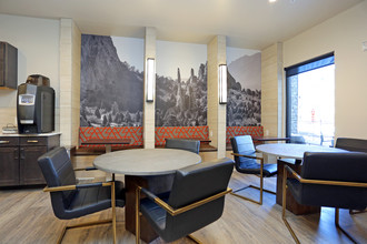 Crowne at Briargate in Colorado Springs, CO - Foto de edificio - Interior Photo