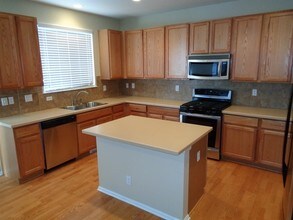 124 N Flat Rock St in Aurora, CO - Building Photo - Building Photo