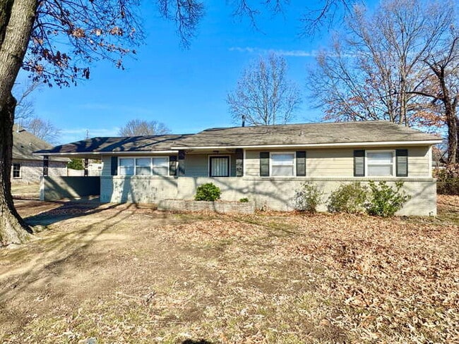 property at 954 E Holmes Rd