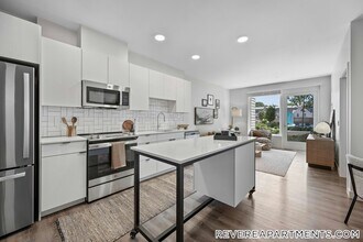 328 Bank St in Harwich, MA - Foto de edificio - Building Photo