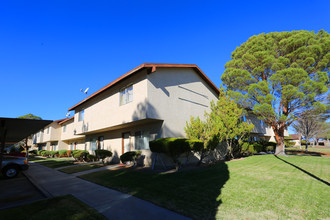 Gateway Villa Apartments in Ridgecrest, CA - Building Photo - Building Photo