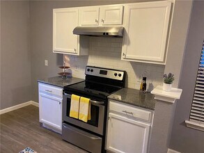 Room in House on Dittmar Oaks Dr in Austin, TX - Building Photo - Building Photo