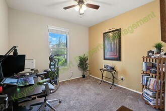 2430 E Hazeltine Way in Gilbert, AZ - Foto de edificio - Building Photo