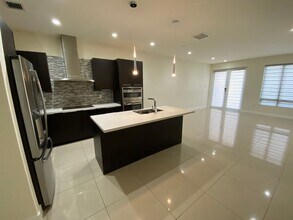 6415 NW 102nd Path in Doral, FL - Building Photo - Building Photo