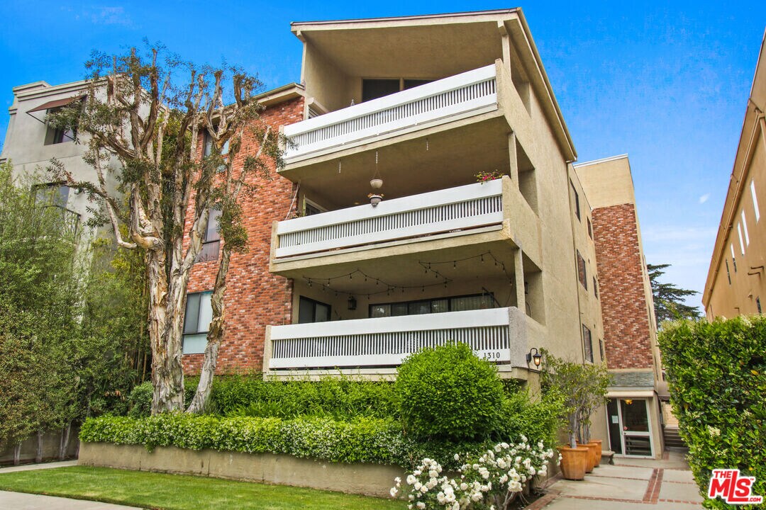 1310 S Roxbury Dr in Los Angeles, CA - Building Photo