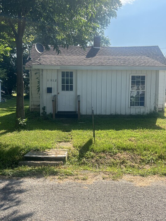 1312 N Madison St in Robinson, IL - Foto de edificio
