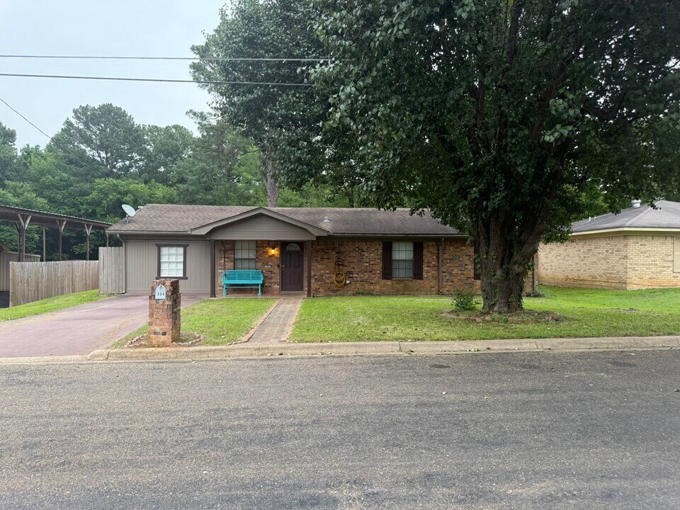 304 Patriot Cir in Longview, TX - Building Photo