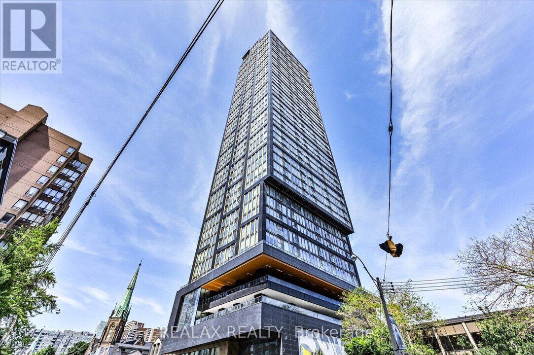 319-3319 Jarvis St in Toronto, ON - Building Photo