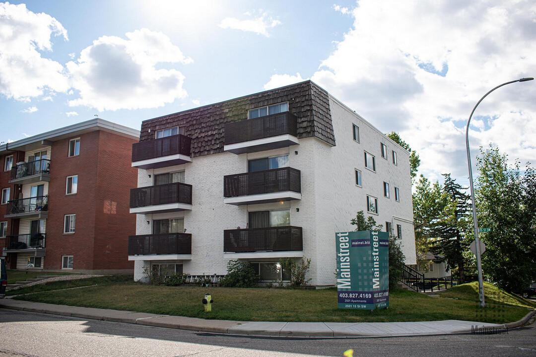 2501 Apartments in Calgary, AB - Building Photo