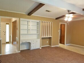 3800 Kingsway Dr in Baytown, TX - Foto de edificio - Building Photo