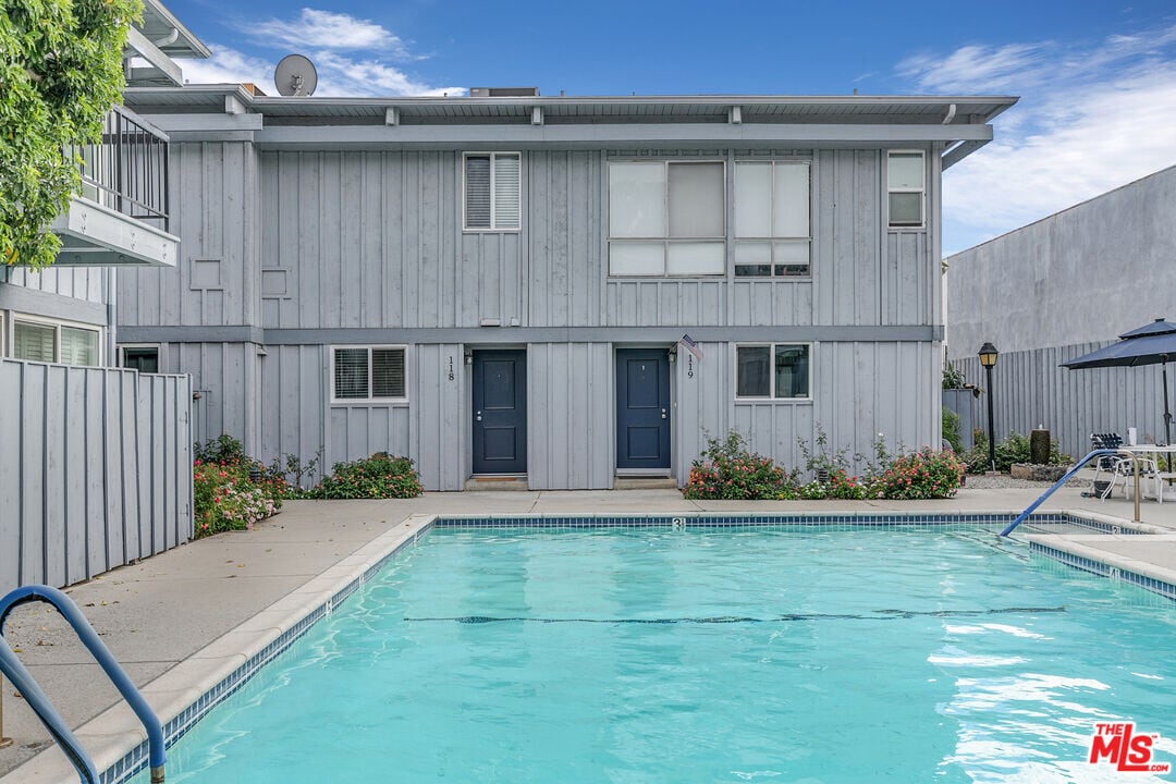 5447 Zelzah Ave in Los Angeles, CA - Building Photo