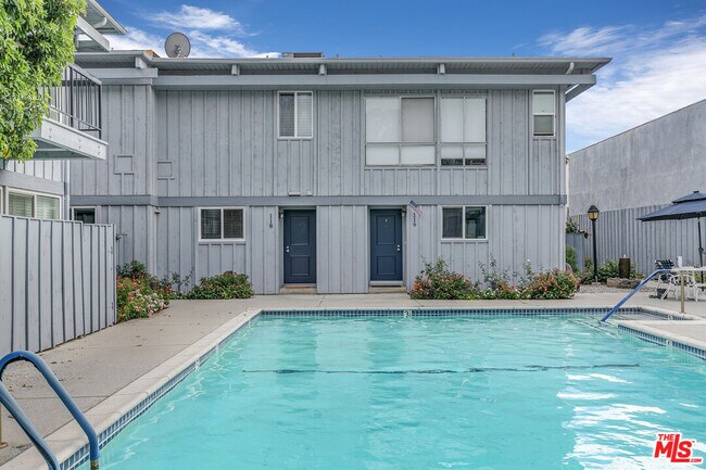 property at 5447 Zelzah Ave