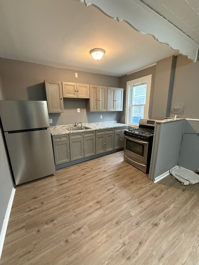 16 Fairview St, Unit 1 in Waterbury, CT - Foto de edificio - Building Photo