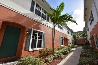709 SW 2nd Terrace in Pompano Beach, FL - Building Photo - Building Photo
