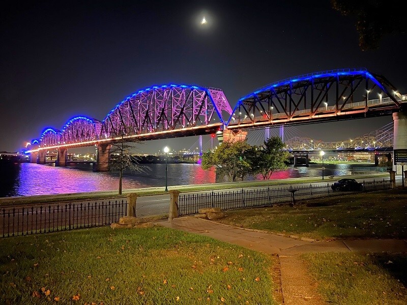 212 Riverside Dr in Jeffersonville, IN - Foto de edificio