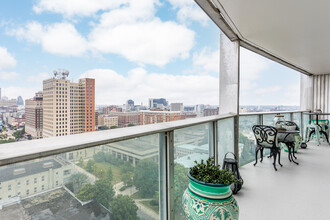 800 Towers Apartments in Louisville, KY - Building Photo - Interior Photo