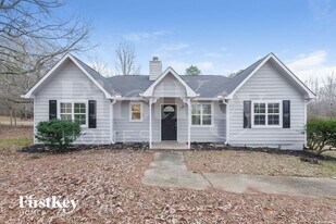 400 Lone Oak Dr in Senoia, GA - Building Photo