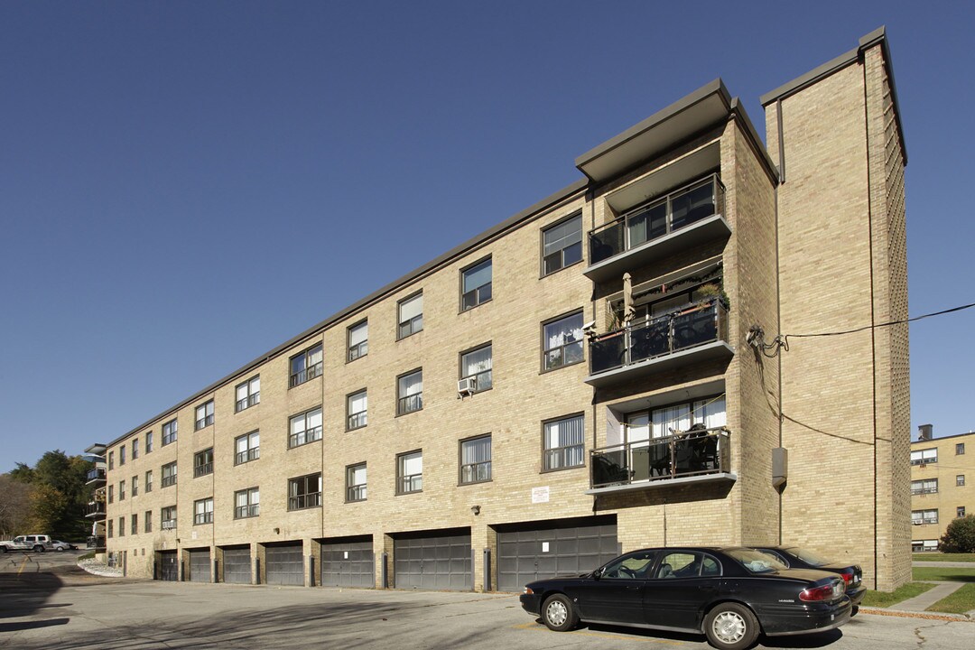 Heatherdale Apartments in Toronto, ON - Building Photo