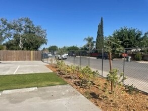 129 E 8th St-Unit -Apt B in Bakersfield, CA - Foto de edificio - Building Photo