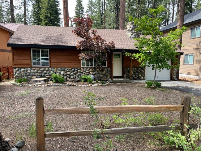 1901 F St in South Lake Tahoe, CA - Building Photo - Building Photo