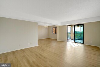 5904 Mt Eagle Dr, Unit 812 in Alexandria, VA - Foto de edificio - Building Photo