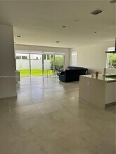 7547 NW 98th Ave in Doral, FL - Building Photo - Building Photo