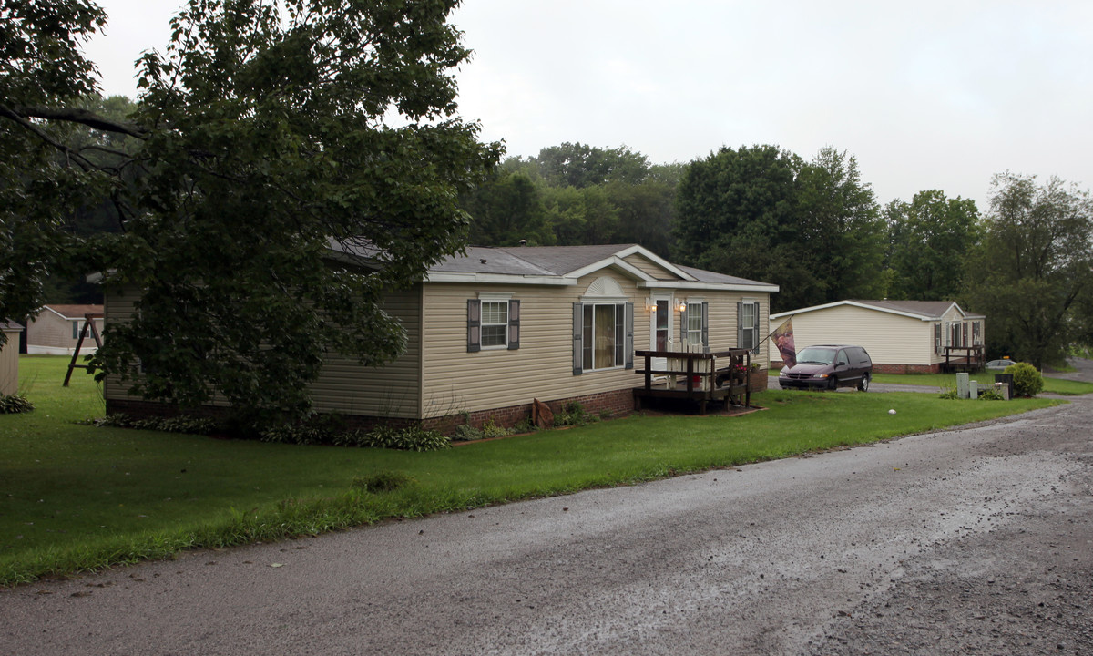 Glen Lake Estates Mobile Home Park in Grove City, PA - Building Photo