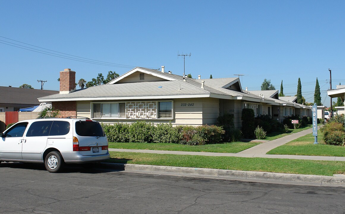 232-242 N Holly St in Orange, CA - Building Photo